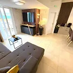 Anchor Luxury * Slatine